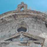 L�edificio si chiude con un campanile a vela, ormai privo di campane